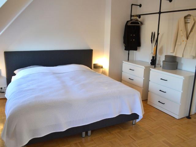 Charming, bright and lovingly decorated apartment on the top level newly renovated and furnished, Essen Amsterdam Apartments for Rent