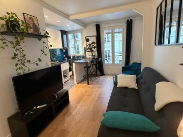 Charming, bright and peaceful apartment Close to everything