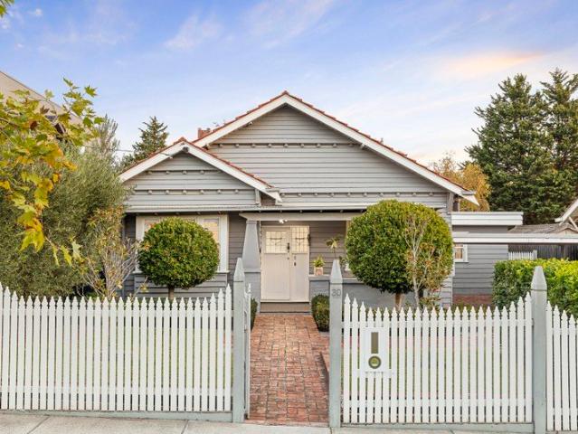Charming Bungalow in Lifestyle Locale