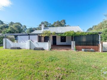 Charming c1900 Cottage on 2.5 Acres in Picturesque Flaxley