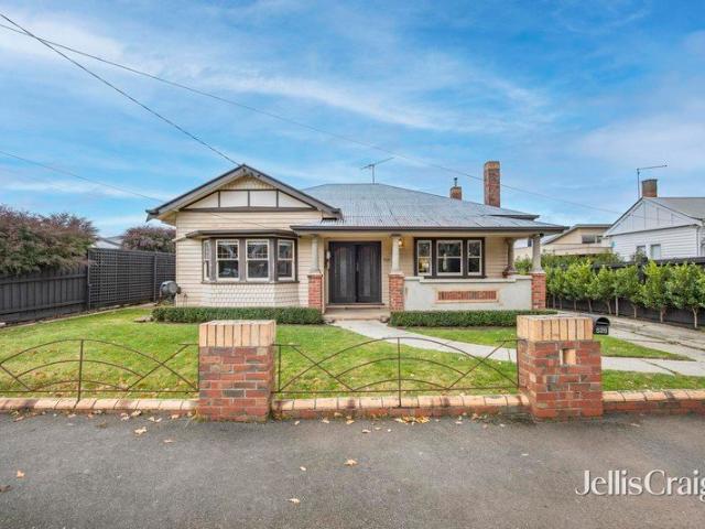Charming California bungalow opposite Eureka park on 973sqm