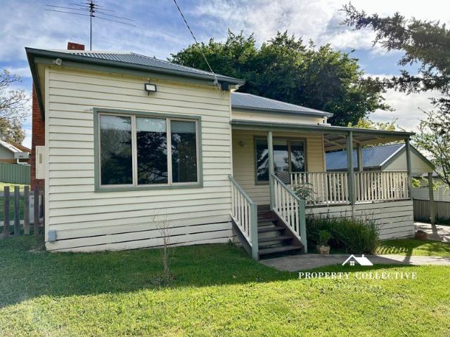 Charming Central Beechworth Living