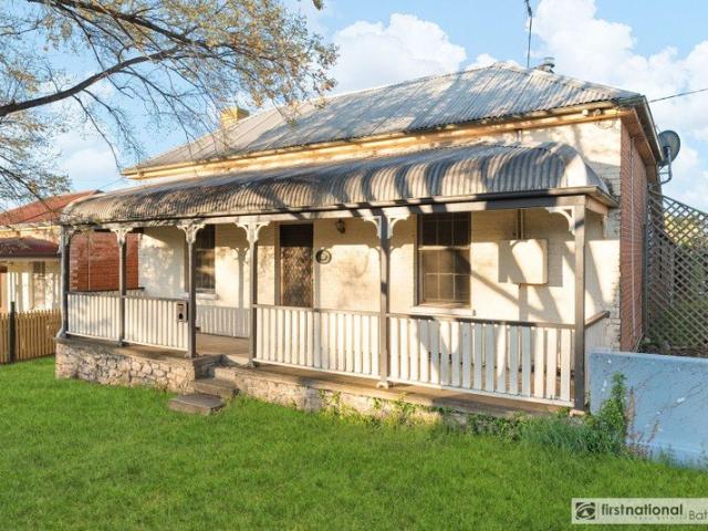 Charming Central Cottage Walk to the CBD