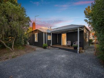 Charming Central Cottage with Character & Comfort