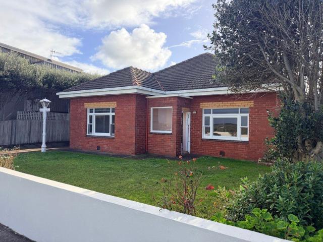 Charming centrally located living with ocean views