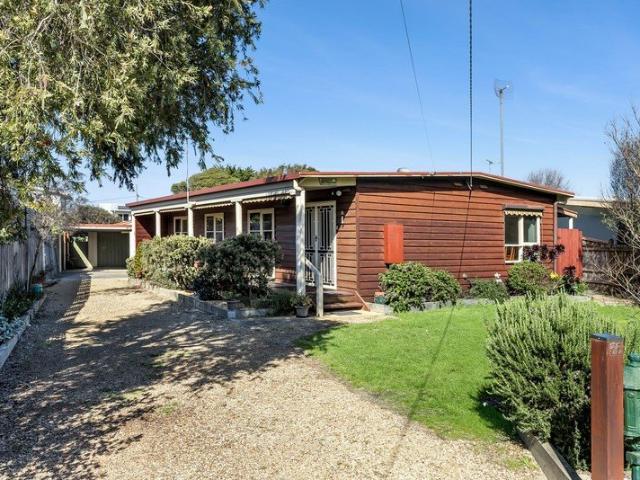 Charming Cedar Cottage in the Lower Bluff