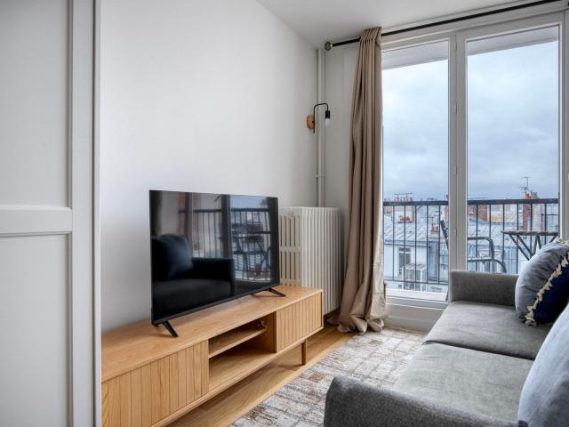 Charming Chaillot Studio: Move In Ready Luxury!