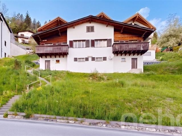 Charming Chalet mit Bergsicht und Ausbaupotenzial in Laax