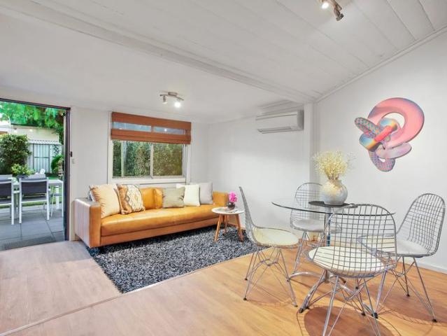 CHARMING CHARACTER COTTAGE, WALKING DISTANCE TO AMENITIES