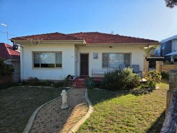Charming Character Cottage in a Prime South Fremantle Location NEW PHOTOS !