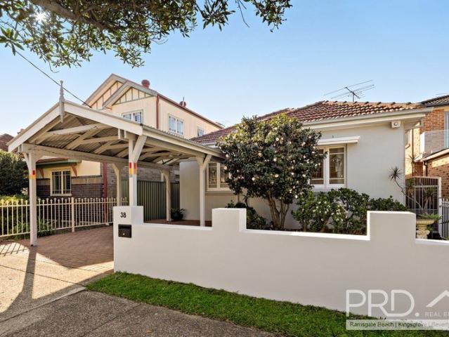 CHARMING CHARACTER HOME WITH TIMELESS APPEAL IN A PRIME BAYSIDE LOCATION