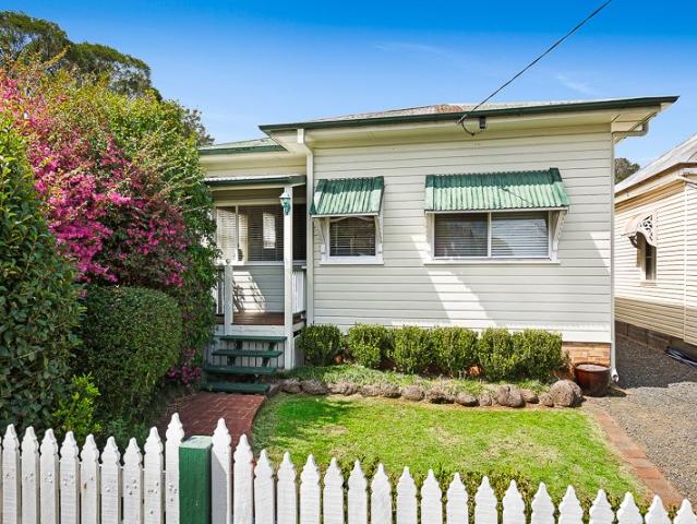 CHARMING CHARACTER HOME WITH WOODFIRE PIZZA OVEN AN ENTERTAINERS DREAM!