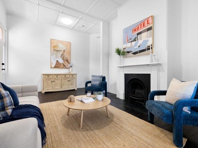 Charming Character Unit in Prime Beachside Location