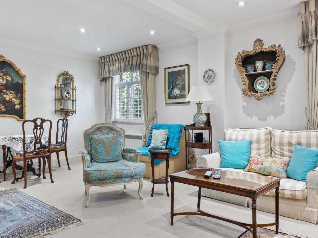 Charming Chelsea Flat with Garden & Style