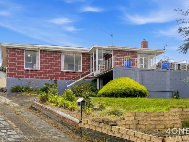 Charming Chigwell Gem with Scenic Views