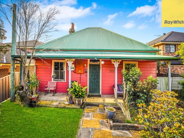 CHARMING CITY FRINGE COTTAGE WITH DUAL STREET FRONTAGE