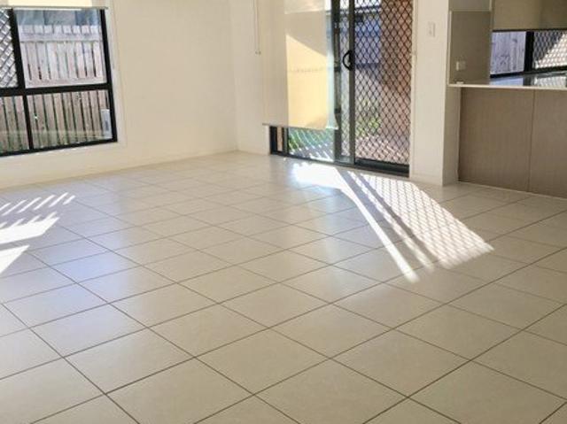 Charming, Comfortable and Convenient Modern duplex