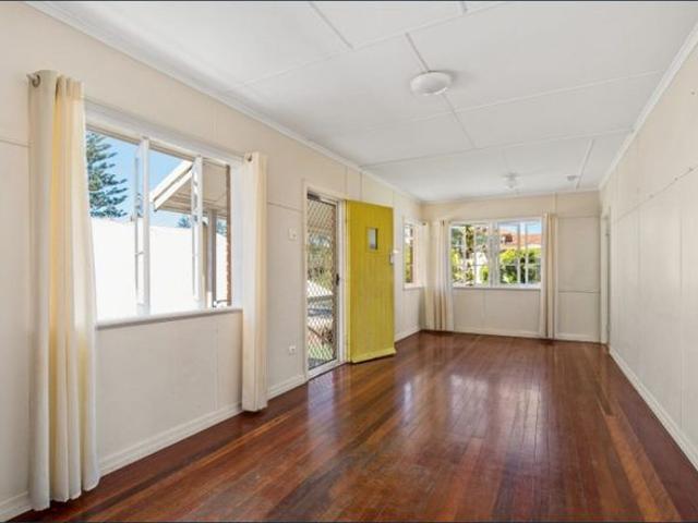 Charming Coastal Classic in Prime Currumbin Position