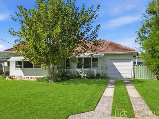 Charming Coastal Cottage in Highly Convenient Location