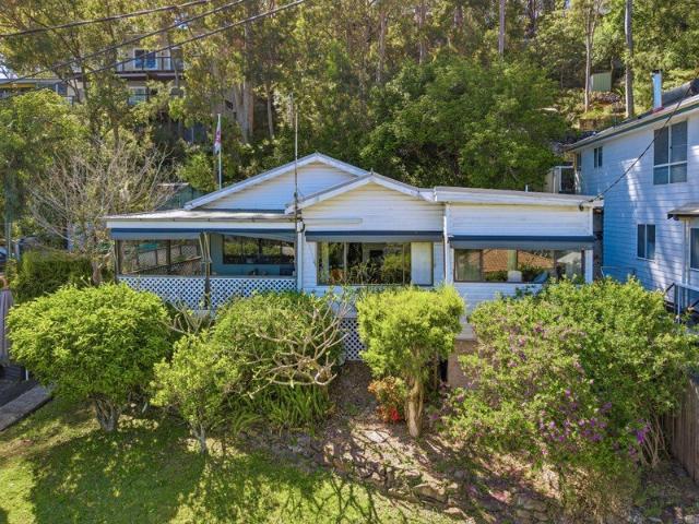 CHARMING COASTAL COTTAGE IN PRETTY BEACH THREE BEDROOMS, WATER VIEWS, LARGE BLOCK, SURROUNDED BY NATURE