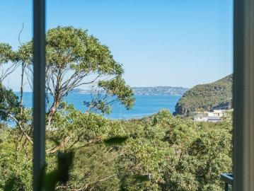 Charming Coastal Cottage, Moments from Beach and Bay