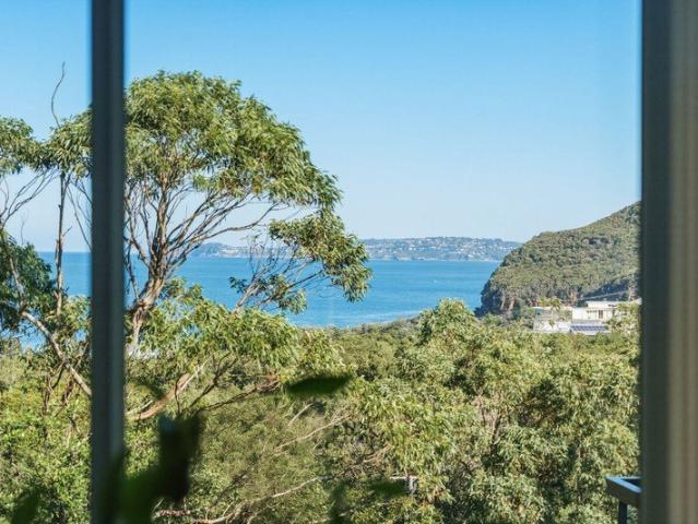 Charming Coastal Cottage, Moments from Beach and Bay