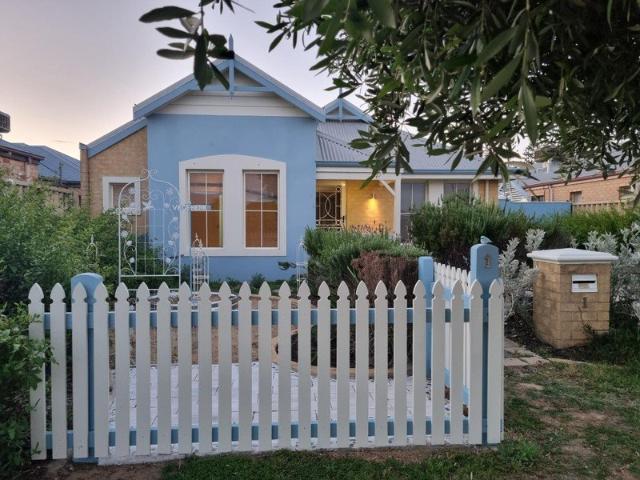 Charming Coastal Cottage Perfectly Located