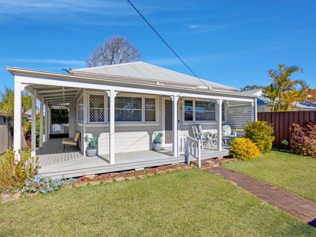 Charming Coastal Cottage with Rear Lane Walk to the Beach