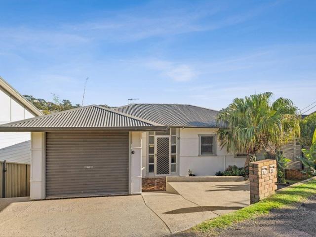 Charming coastal cottage with self contained studio on 620sqm