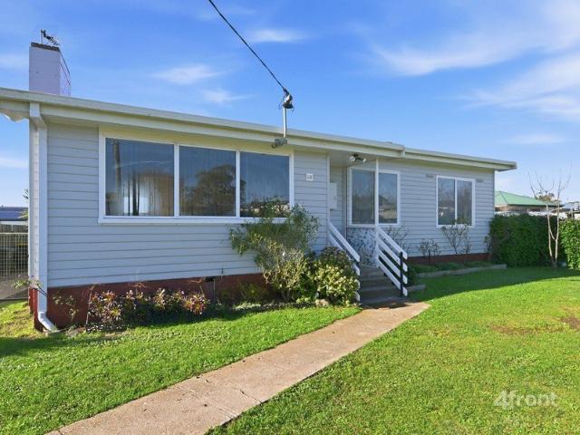 Charming Coastal Living Steps to the Beach & School!