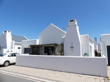 charming coastal retreat: low mainte.