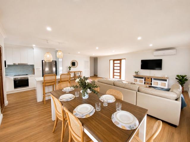 CHARMING COASTAL UNIT IN THE HEART OF PARADISE POINT