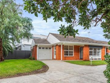 Charming Colonial Style Homette with Exceptional Garden Space