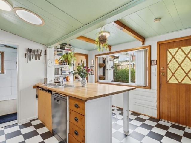 Charming Cottage Offering Incredible Mountain Views