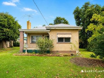 Charming Cottage on a Huge Block in the Heart of Bunyip