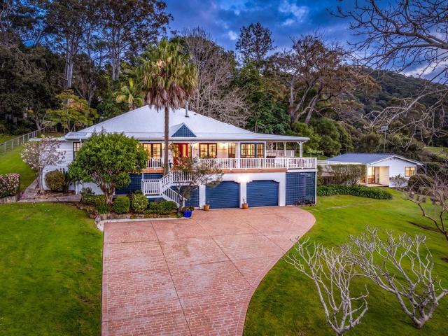 Charming Cottage on 3.85 Acres Close to Beaches