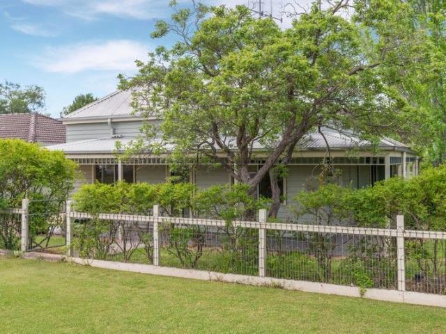 CHARMING COTTAGE, CENTRAL LOCATION ON HALF AN ACRE
