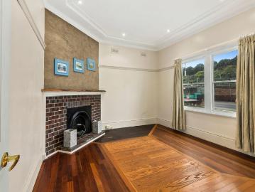 Charming Cottage for Lease – Ideal Location!