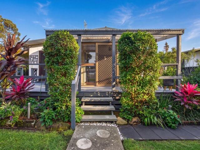 CHARMING COTTAGE HOME WITH PRIVATE GARDERNS