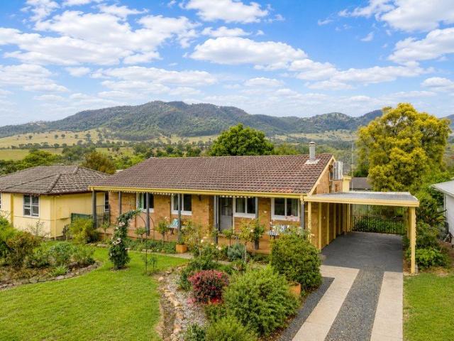 Charming Cottage Living with Mountain Views & Everyday Convenience