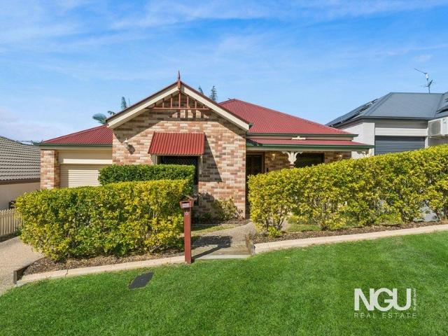 CHARMING COTTAGE LIVING WITH FLEXIBLE FAMILY APPEAL