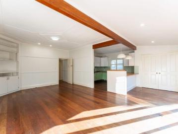 Charming Cottage Living with Spacious Garden & Studio