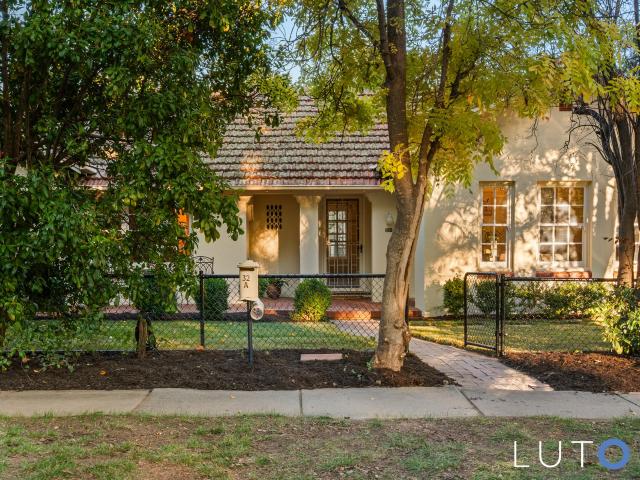 CHARMING COTTAGE LIVING CLOSE TO THE CITY *GARDENER INCLUDED