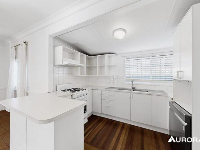 CHARMING COTTAGE LIVING IN A PRIME THORNESIDE LOCATION !