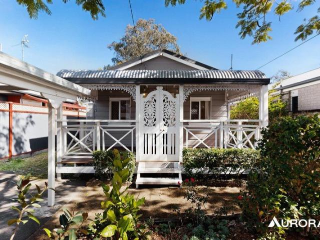 CHARMING COTTAGE LIVING IN A PRIME THORNESIDE LOCATION !