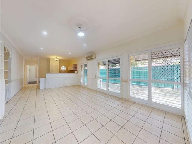Charming Cottage Style Home Beside Parklands with Air Con & Shed