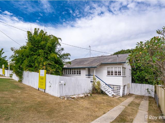Charming cottage style home in PERFECT location!