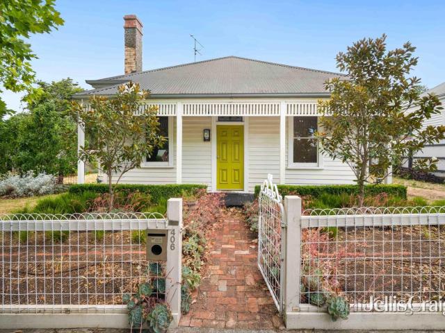 Charming Cottage so close to town!