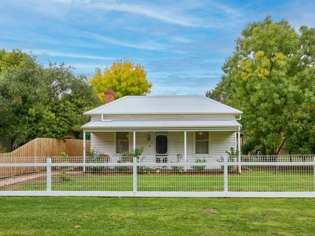 Charming Cottage Walk to Town