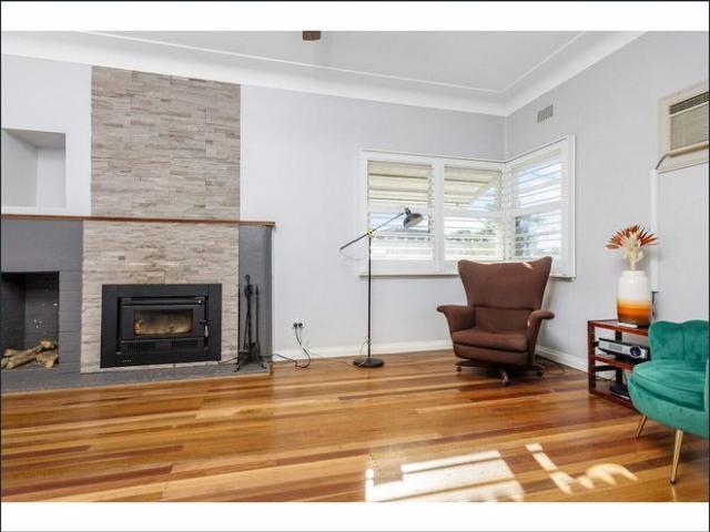 10 MONTHS ONLY CHARMING COTTAGE WITH COVERED ENTERTAINING AREA & LEAFY SURROUNDS